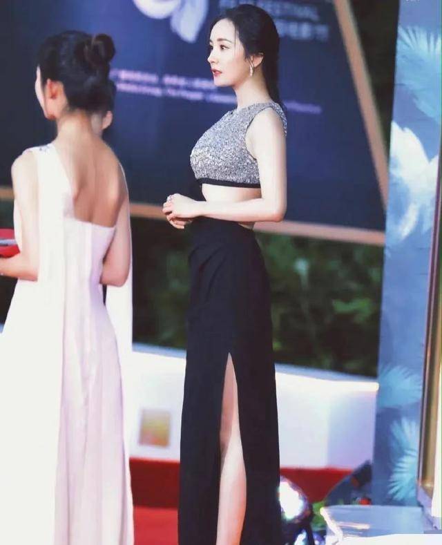 同样是脖子前倾,男女明星差距太大了,杨幂毁颜值,黄小明油腻_显得