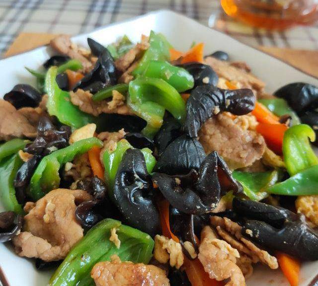 青椒木耳炒肉片,简单家常菜,鲜香味美_备用_胡萝卜_里脊肉