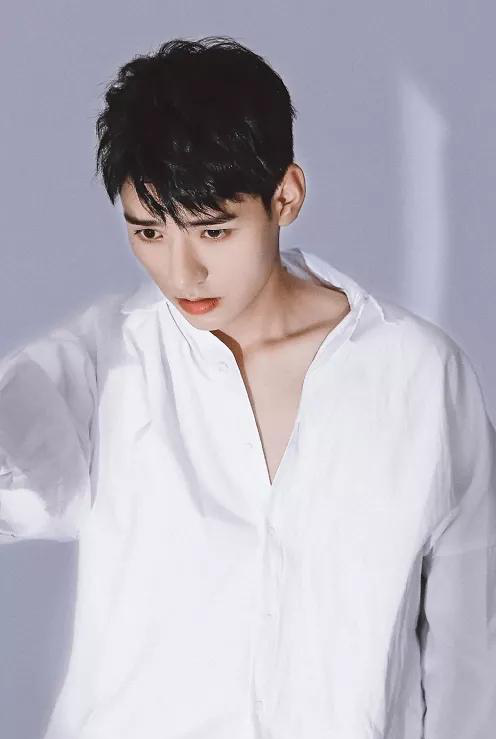 龚俊杰是个很谦虚的人,不傲慢,不受欢迎之前演艺圈里就没有这个人.