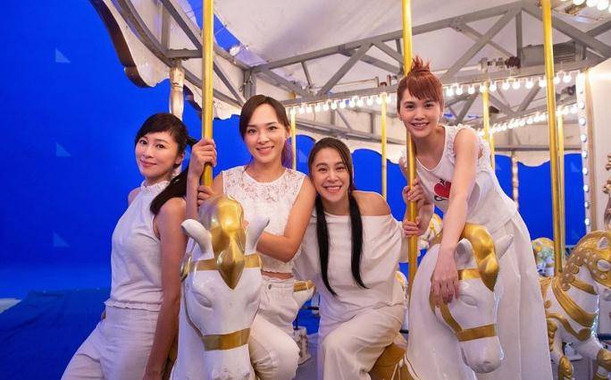 in love三位成员黄小柔,张棋惠和已退出娱乐圈的冷嘉琳再一起影专辑照