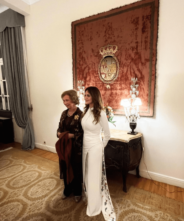 光腿穿裙,风衣不怕冷,同框女子却穿羽绒服_穿着_一身_王室