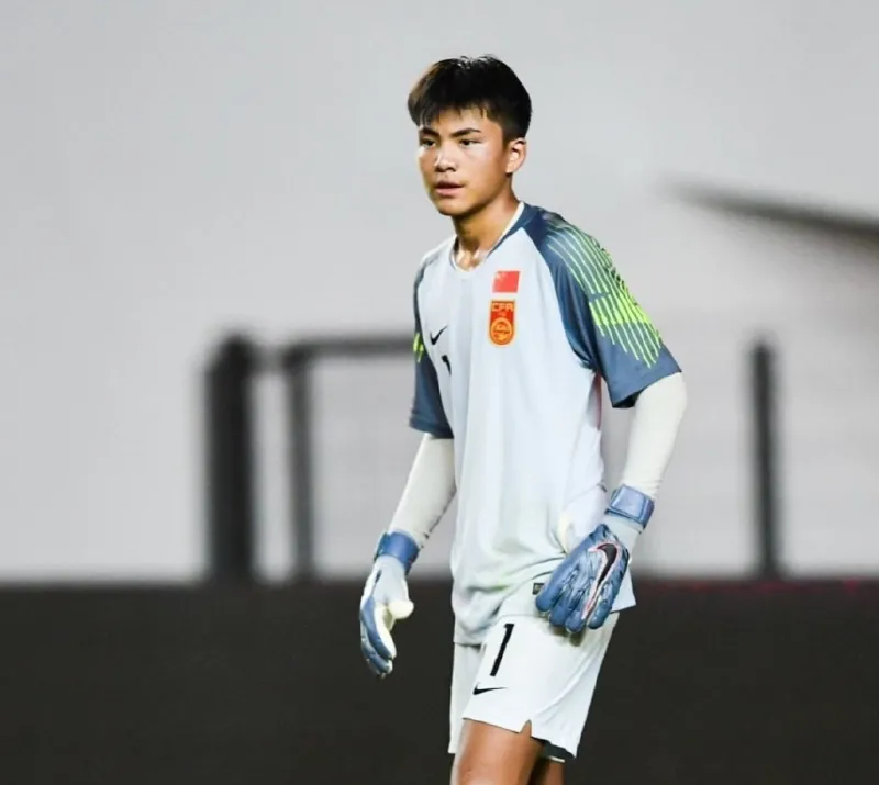 据报道,在u20足球中国国家队集训初期,作为球队主力守门员,李昊中途