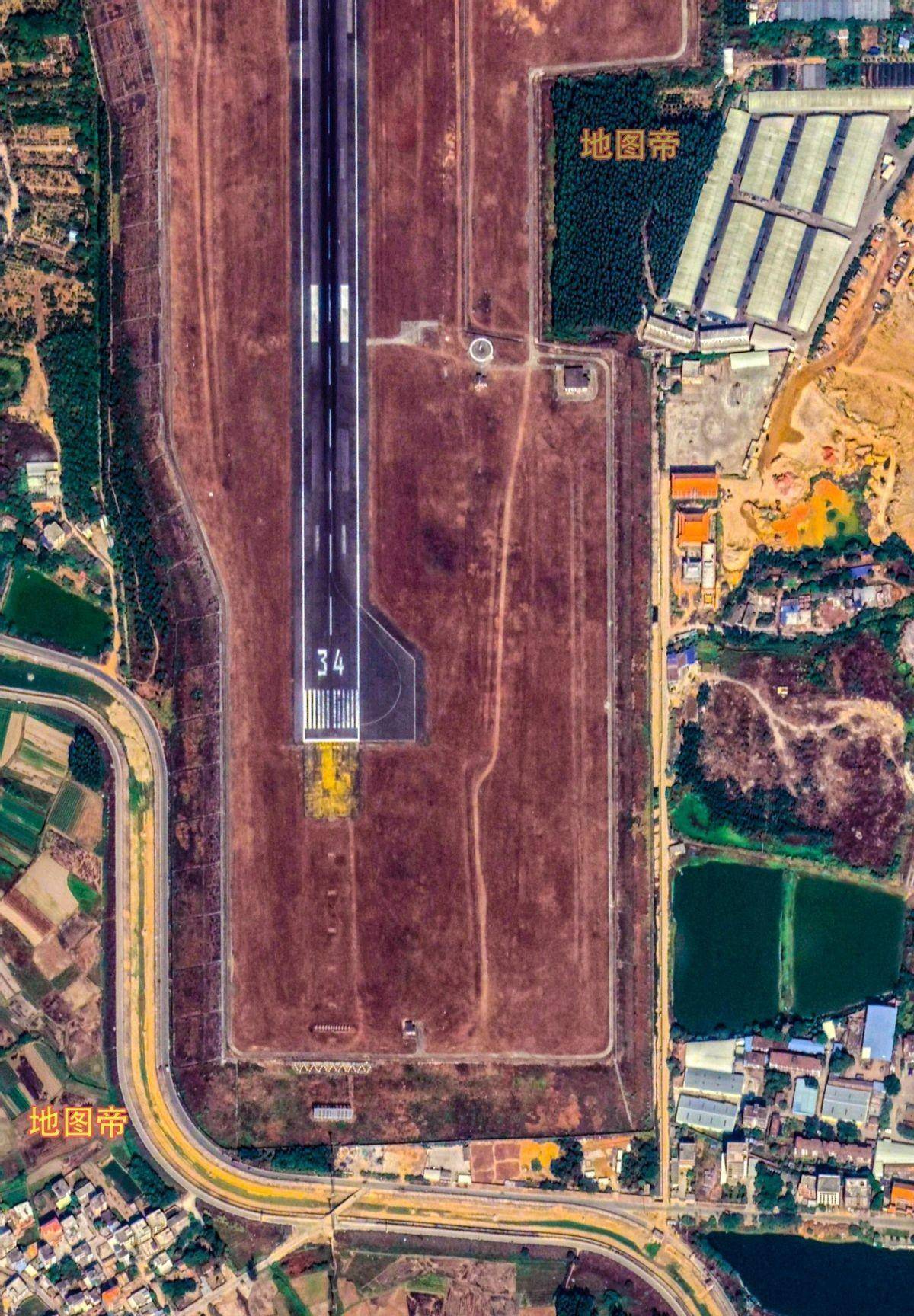 据规划,机场将迁建至吴川市塘缀镇,为湛江吴川机场,目前在建中.