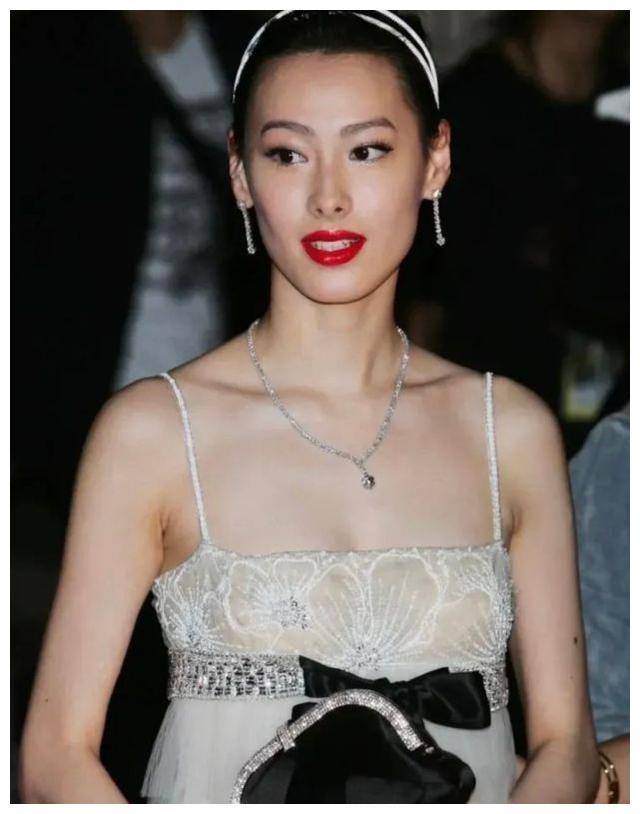 前女友梁洛施身穿白裙出席活动,宛若白月光_设计_优点_款式