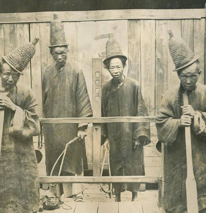 1911年晚清老照片:衣着华贵的福建夫妇,满村的麻风病人!