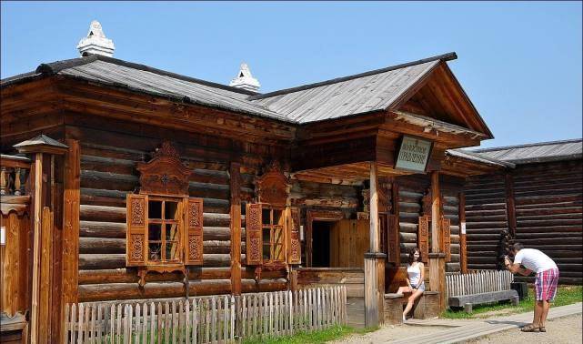 俄罗斯树林中的“小木屋”，到底有何秘密？男游客：为啥不让我进(图1)