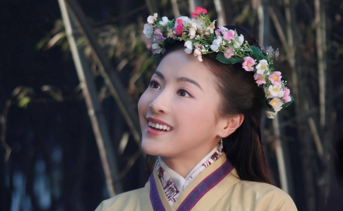 古装美女戴花环,刘亦菲仙气赵丽颖甜美,大家最喜欢谁?