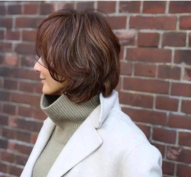 55岁左右的女人,还在留长直发吗,建议烫这几种发型,优雅好看