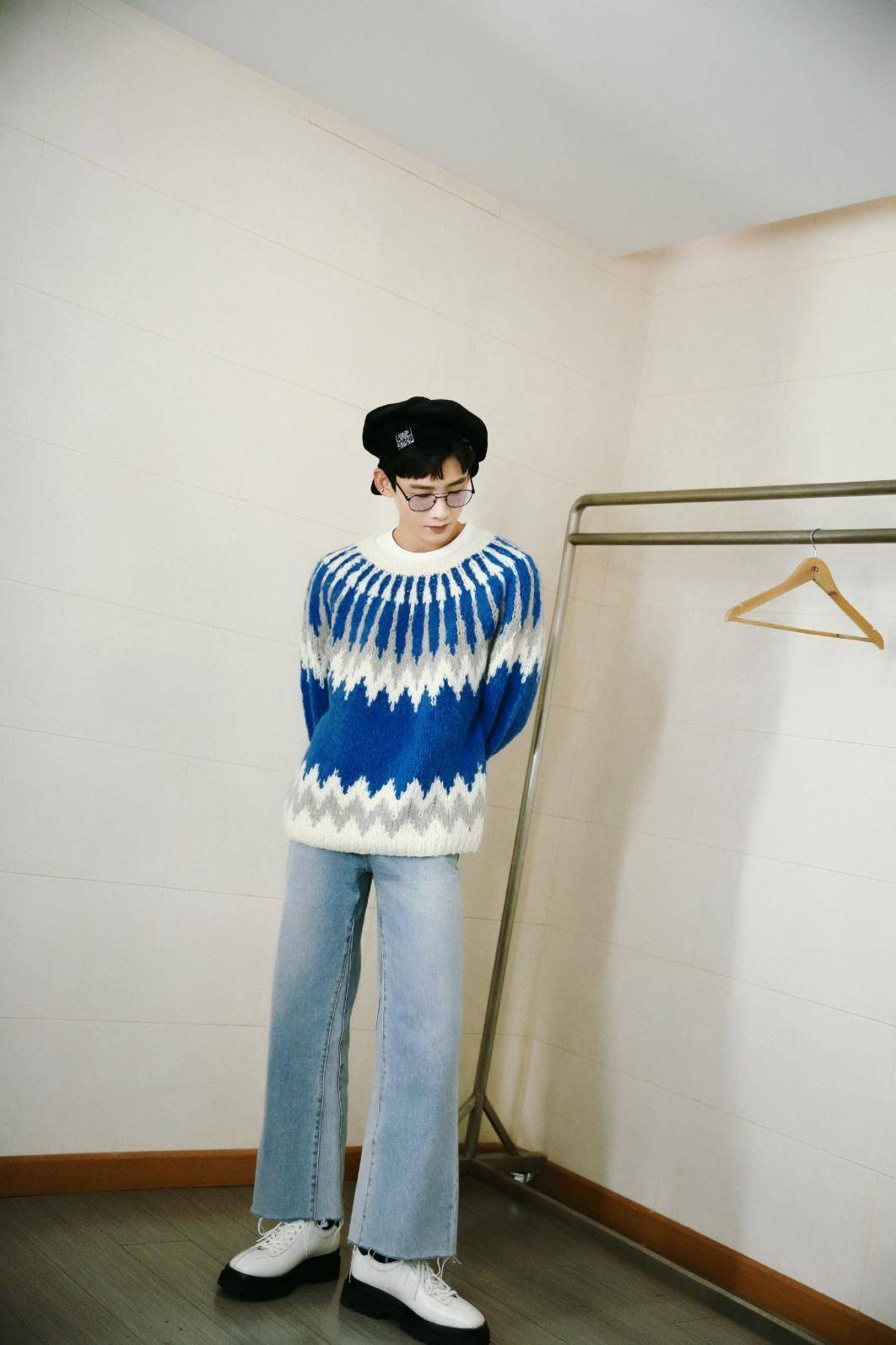 白敬亭又火了,私下穿搭也出圈,蓝色印花毛衣配阔腿裤好显嫩_潮流_时尚