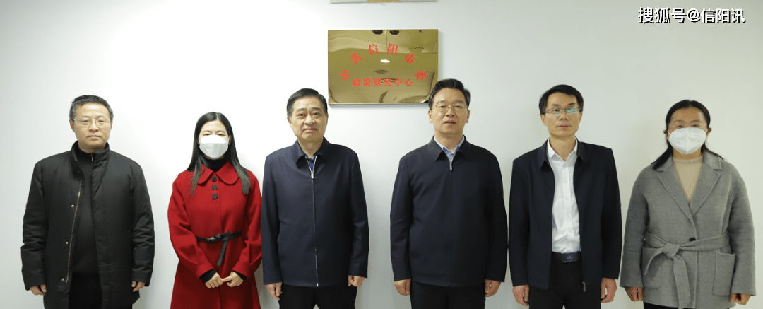 市委常委,秘书长杨进参加仪式并为中心揭牌.