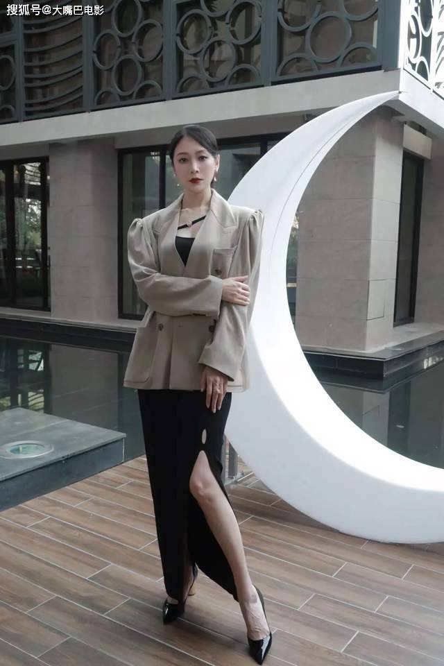 查了查曲栅栅已经40岁,还真的看不出来,脸保养得好极了,也没有做医美