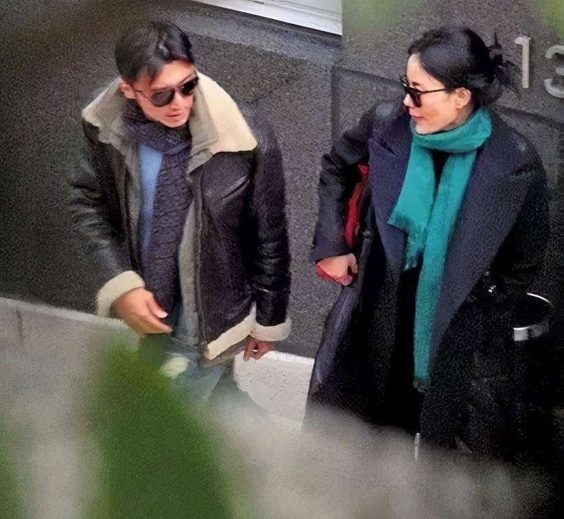 谢霆锋现身西湖被偶遇,形单影只显落寞,回应:寻找西湖好声音_王菲跟