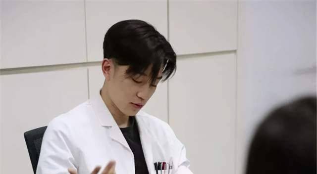 90后帅气医生爆红网络,25岁博士毕业,颜值与才华兼备却感困扰_徐晔