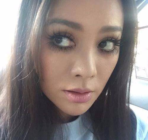 宁静假睫毛太长,竟能放6根棉签,自侃双眼皮有千层_长相_视频_机场