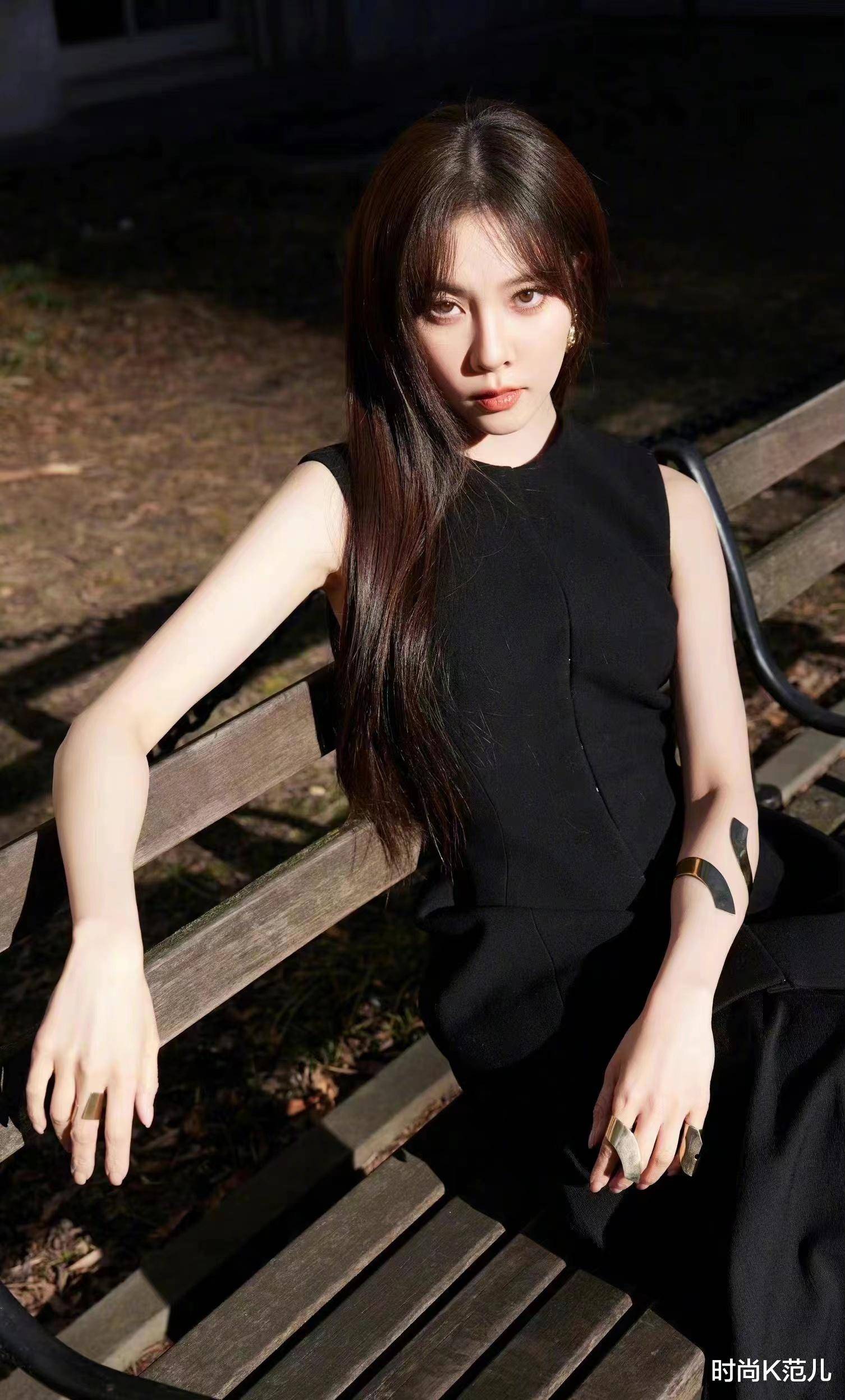 宋妍霏出席纽约时装周,穿黑色套装裙精致优雅,27岁气质真不错!