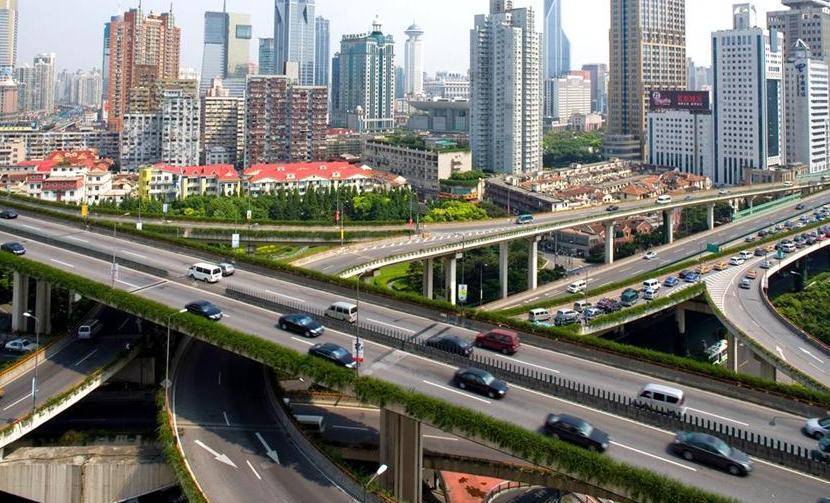 比如这个青岛市未来前景还是一片光明的,国家非常重视交通网络的建设