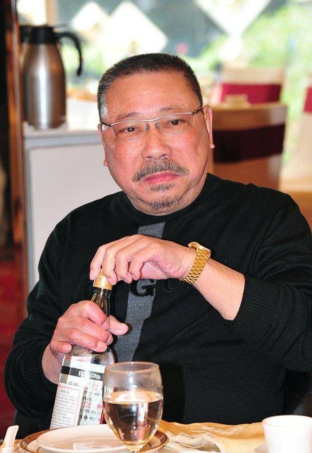 为躲警察进剧组做演员,却意外拿影帝,如今晚年仍未婚无儿无女_陈松勇