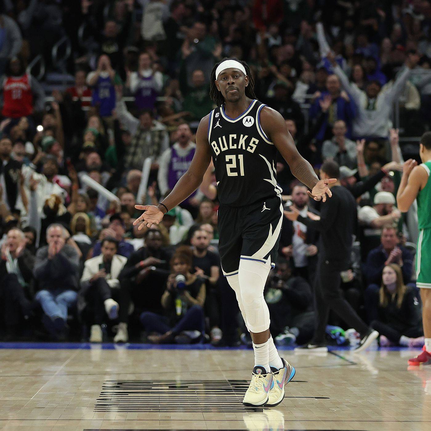 狂砍40分没法低调 赛后却感到不满意 有霍勒迪是雄鹿之幸_字母