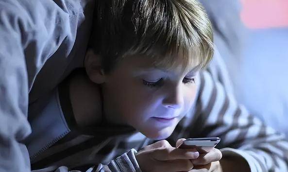 孩子为什么总是爱玩手机,你真的知道这些理由吗?