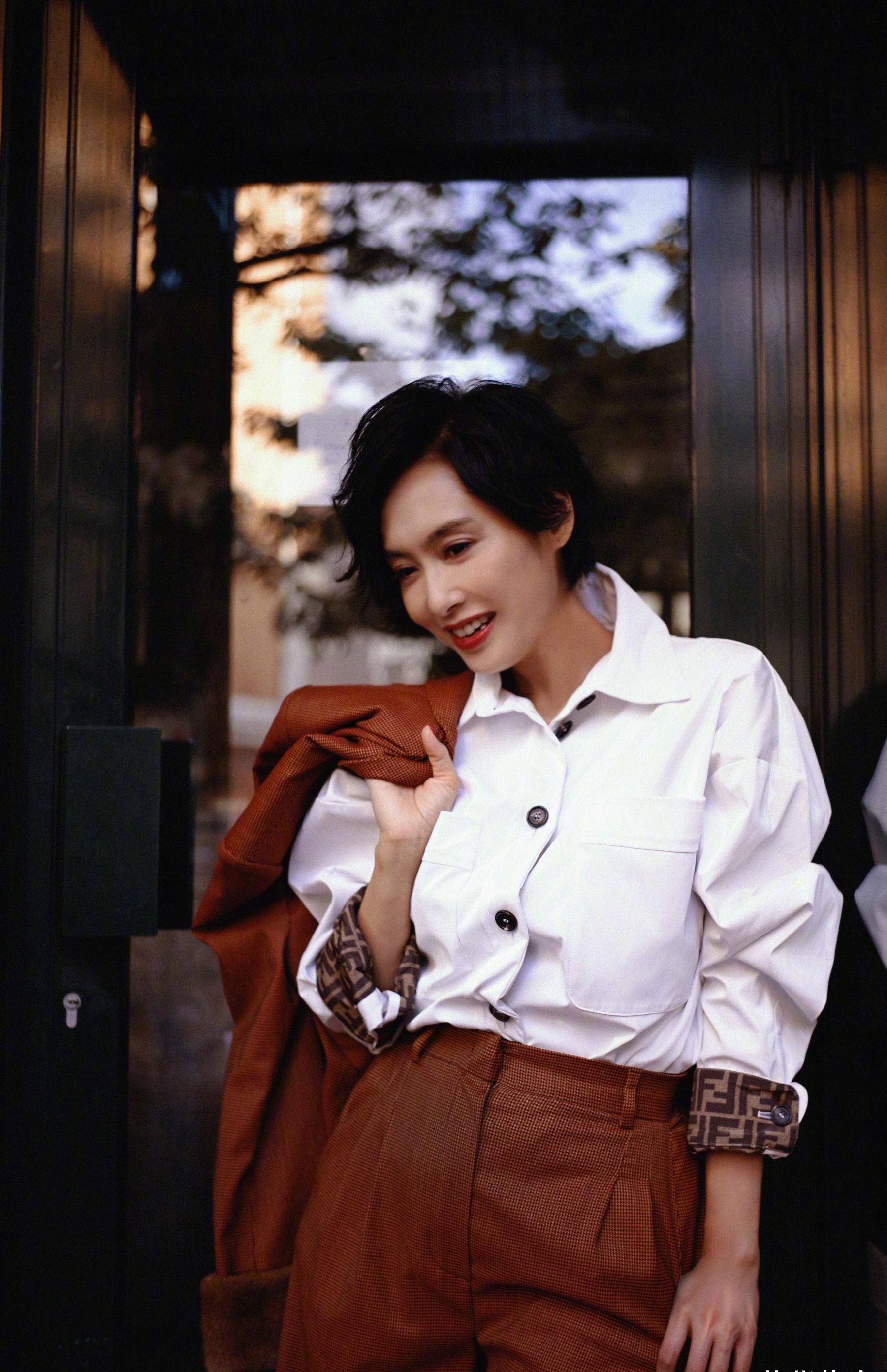 "紫霞仙子"下凡,48岁的朱茵依然细腰翘臀,短发造型气场全开_感觉_显得