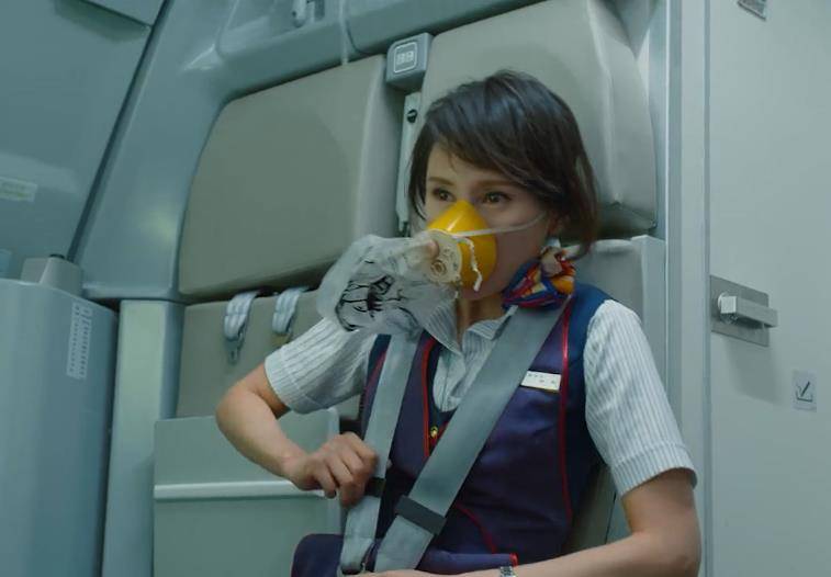 中国机长原型刘传健:34分钟紧急迫降救128人,亲历者含泪感谢_徐瑞辰