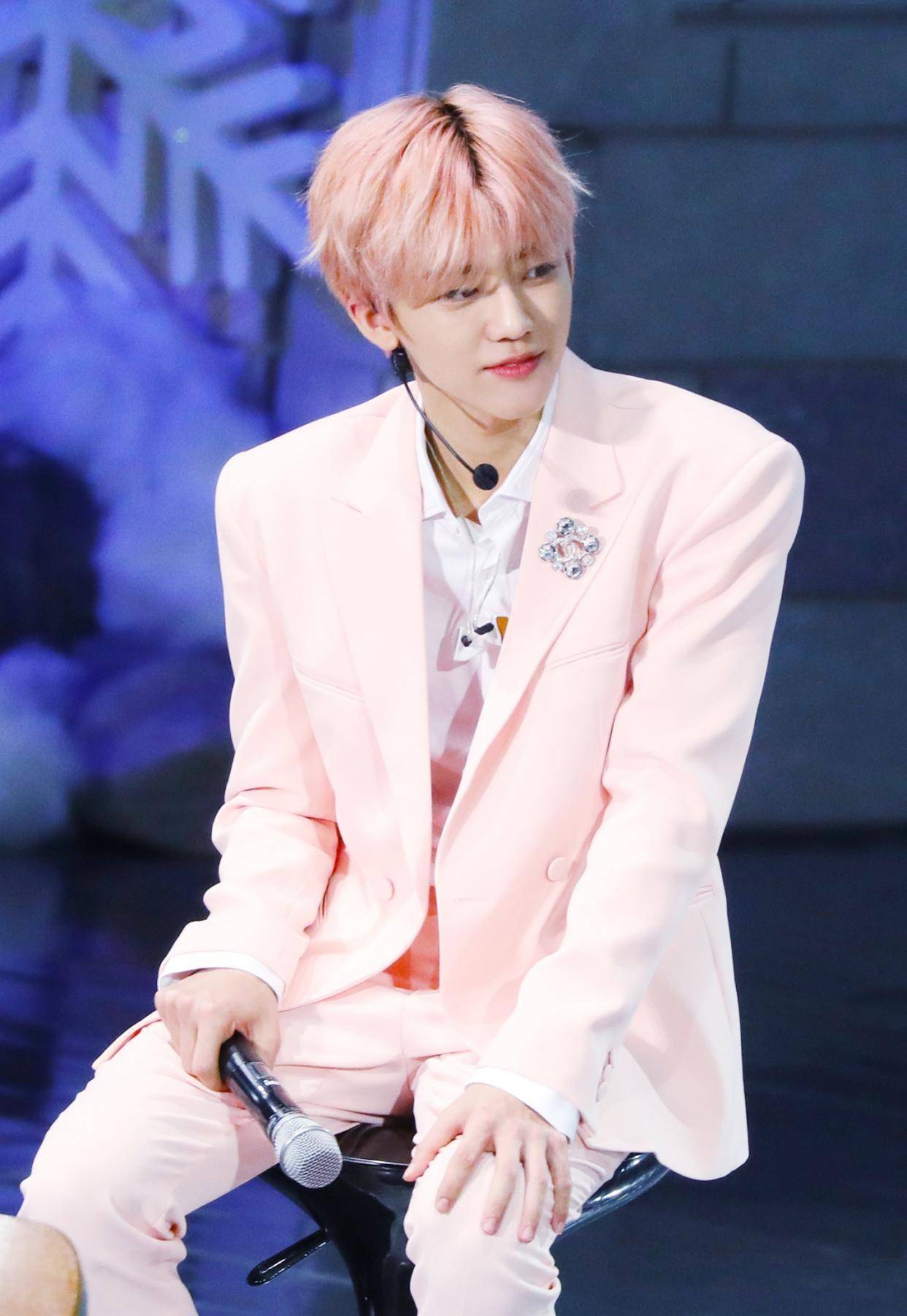 罗渽民是我见过的明星中能把粉色西装套装穿得这么好看的为数不多的人