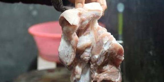 一斤半的猪肉，配上5元半斤辣椒，大姐吃了真尴尬(图1)
