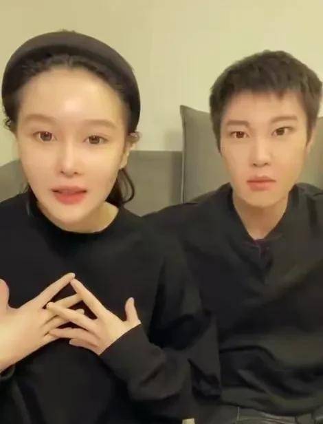 她还有一个双胞胎哥哥牛牛赵一楠,球球多次在社交平台晒出家人合照,一