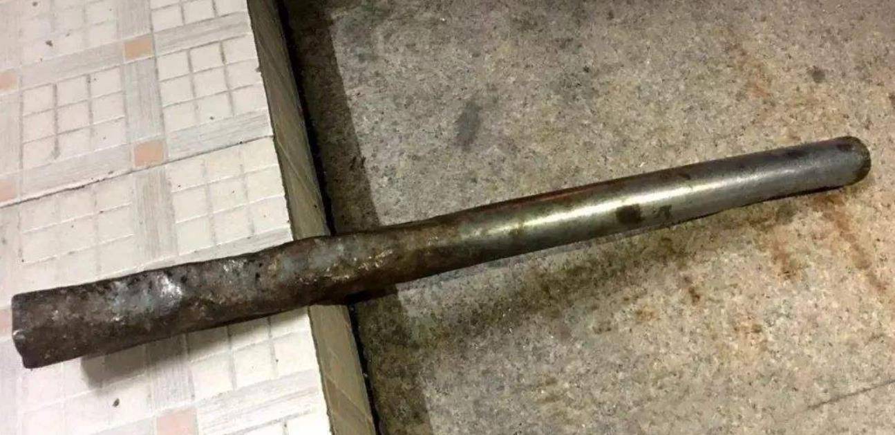 70年代,拾荒老人捡获"铁棍",熔炼后卖1.