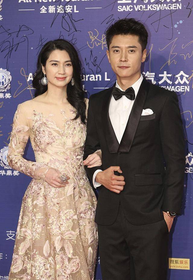 洪欣张丹峰婚姻危机,钟丽缇张伦硕在水中穿上人鱼装大秀恩爱_毕滢