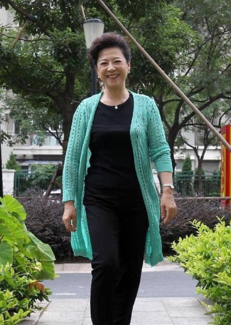 73岁王馥荔太会穿了,穿蓝色西装配运动裤,时尚感爆棚还遮肉_女性_款式