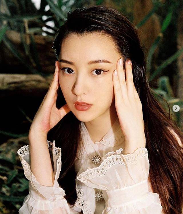 郭富城老婆方媛晒二胎产后写真,发型妆容一换,像变了一个人_天王_造型