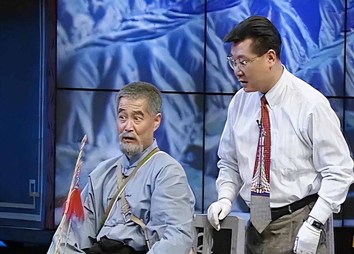 范伟与赵本山表演小品《三鞭子》很多儿女阻止父母再婚,而范伟热心地