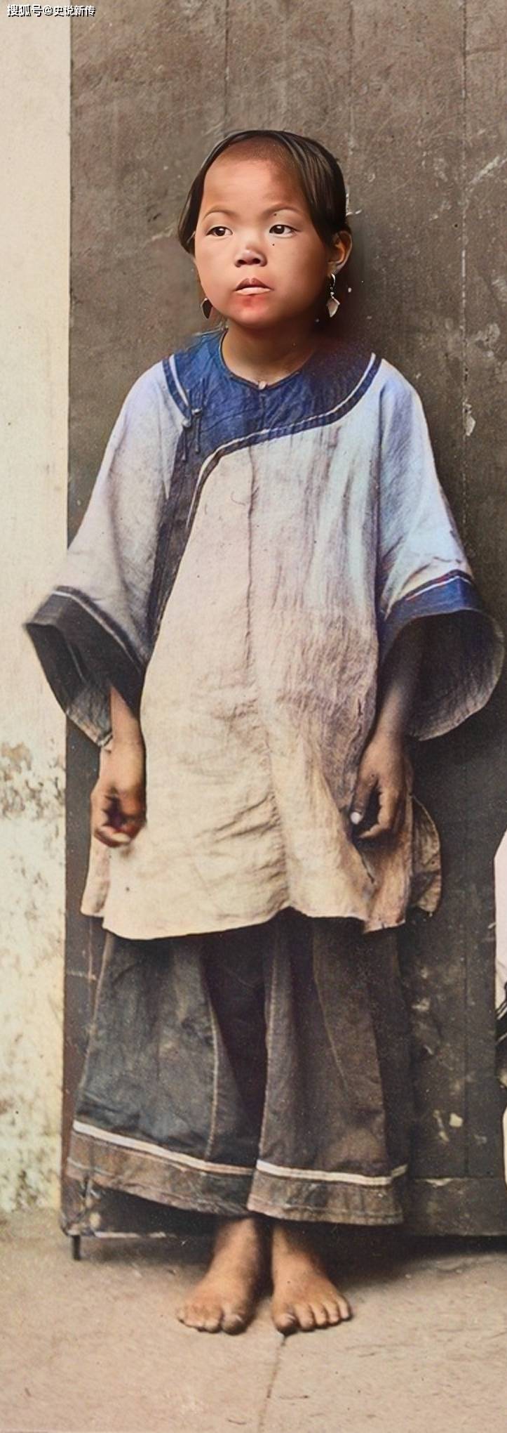 裹脚的千金,光脚的丫鬟,清末三个不同命运的女孩合影_小姑娘_身份_穿