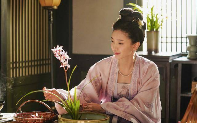 无助,只能蒙在被窝取暖的戏,让饰演青梅竹马苗禾儿的许龄月看了都心酸