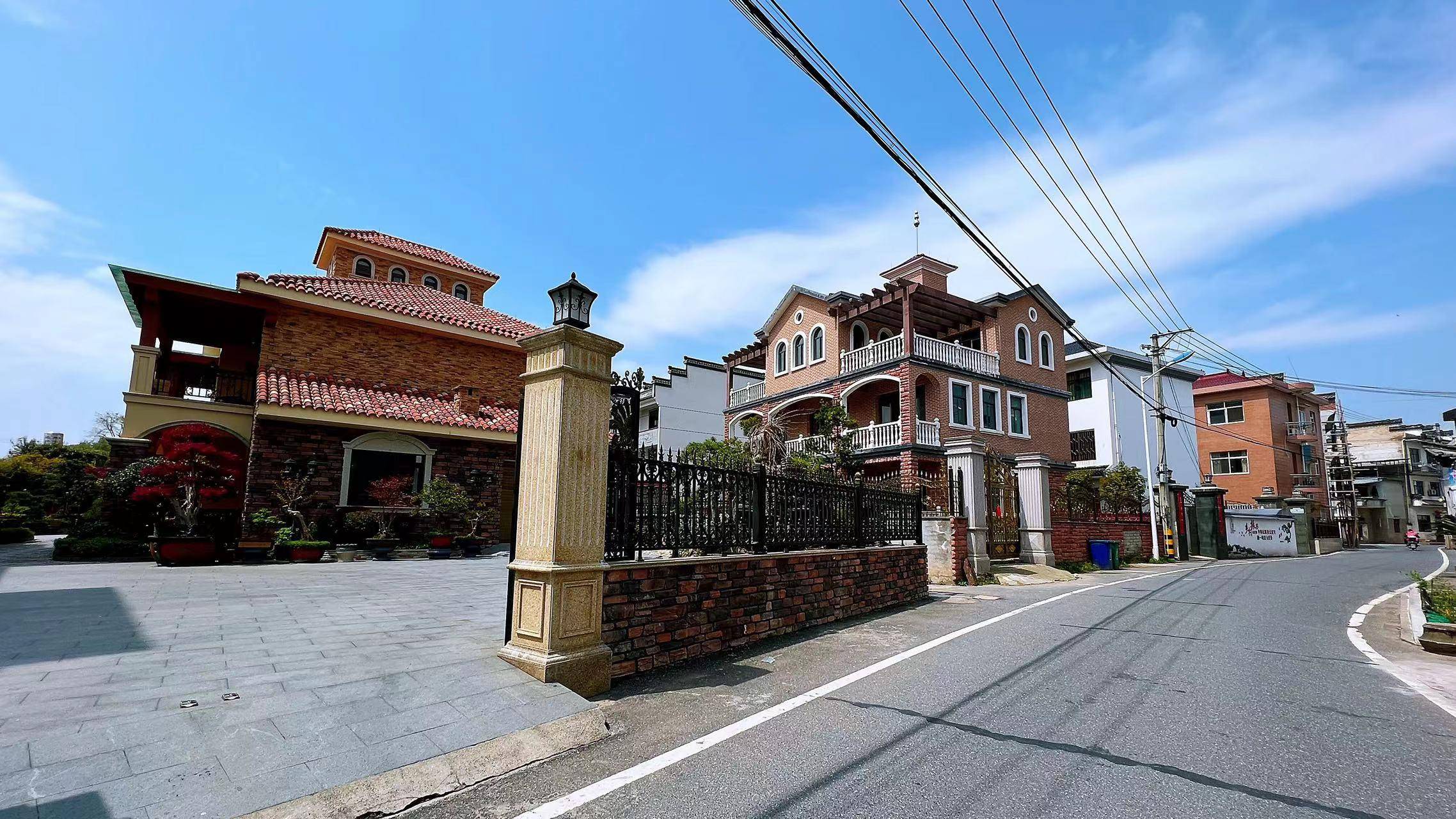 这个村子叫做槐塘村,位于安徽黄山歙县.