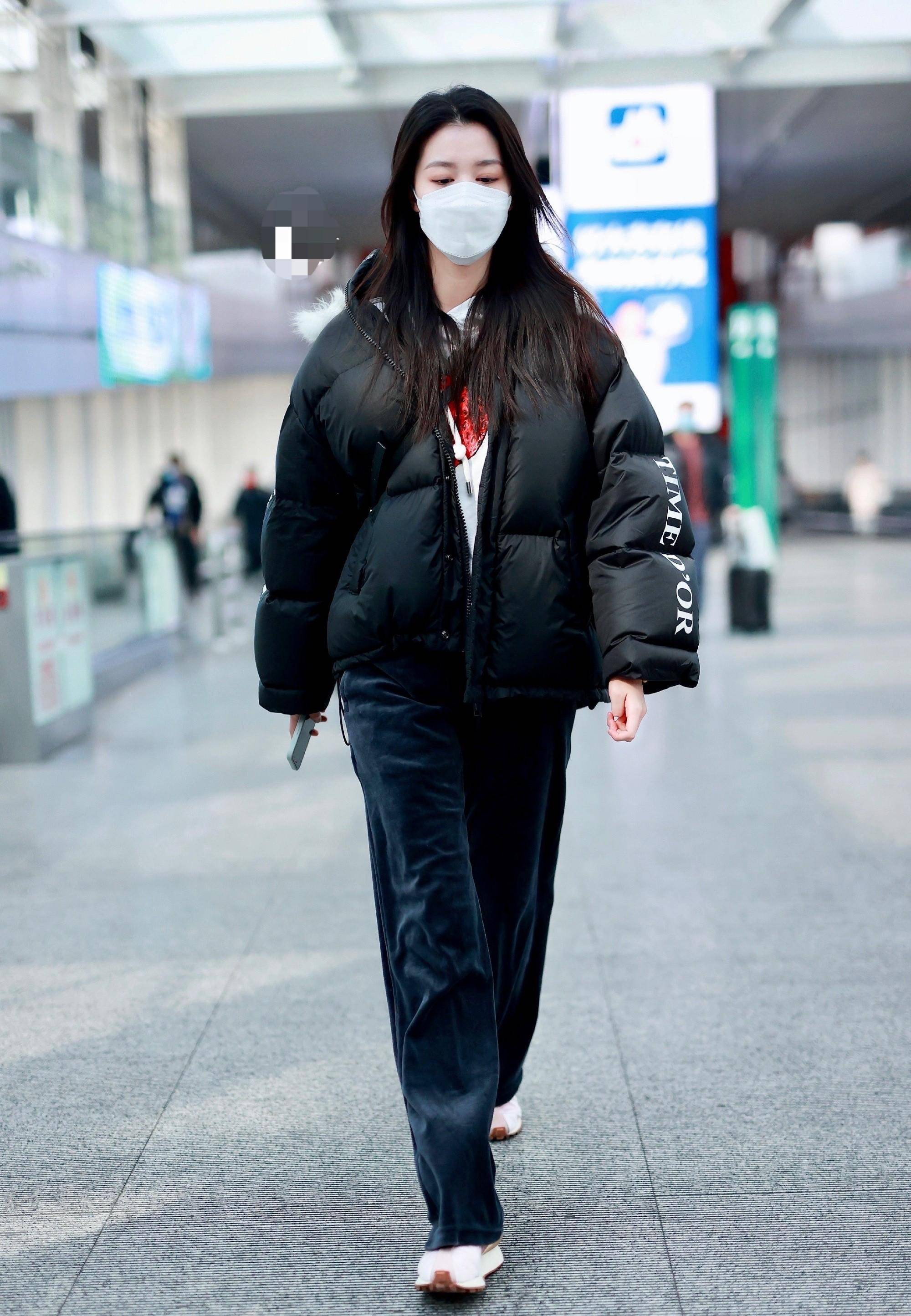 王楚然机场私服真保暖,棉服配休闲裤时尚大气,简约风也很耐看_风格