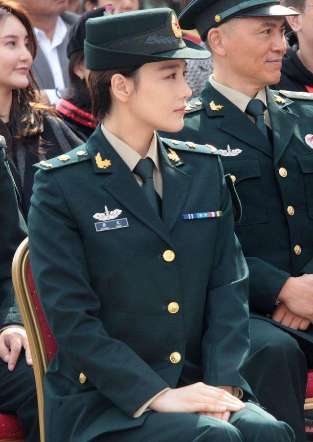 张馨予婚后复出新戏开播穿军装英气十足被喊军嫂害羞鞠躬_电视剧_微博