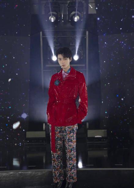 王俊凯奢侈品牌出镜,挑染白发超时尚,少年感模样帅倒一众网友_dior