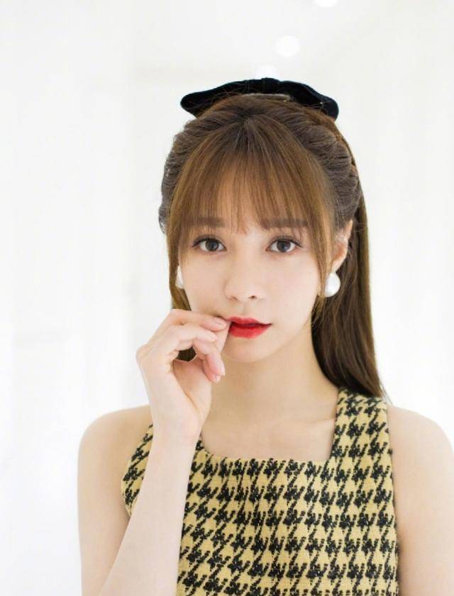 沈梦辰穿格子裙俏丽可人,高马尾空气刘海好少女,美翻了_线条_黑色