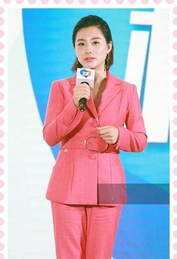 刘璇好敢穿,一米五八挑战一米八的西装,身材却成了五五分_红色_裤子