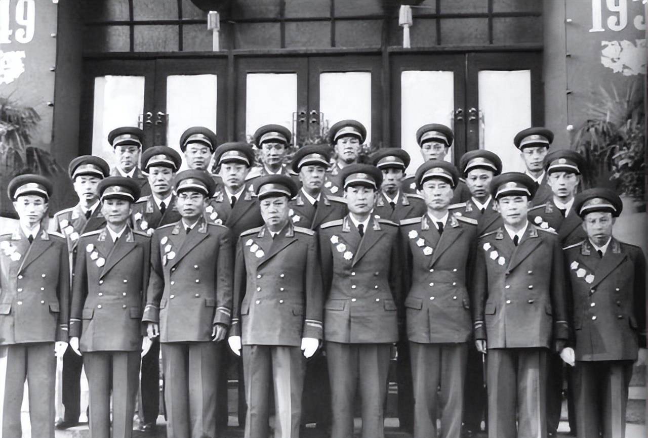 1955年中国人民解放军有10位开国元帅,10位开国大将,57位开国上将,177