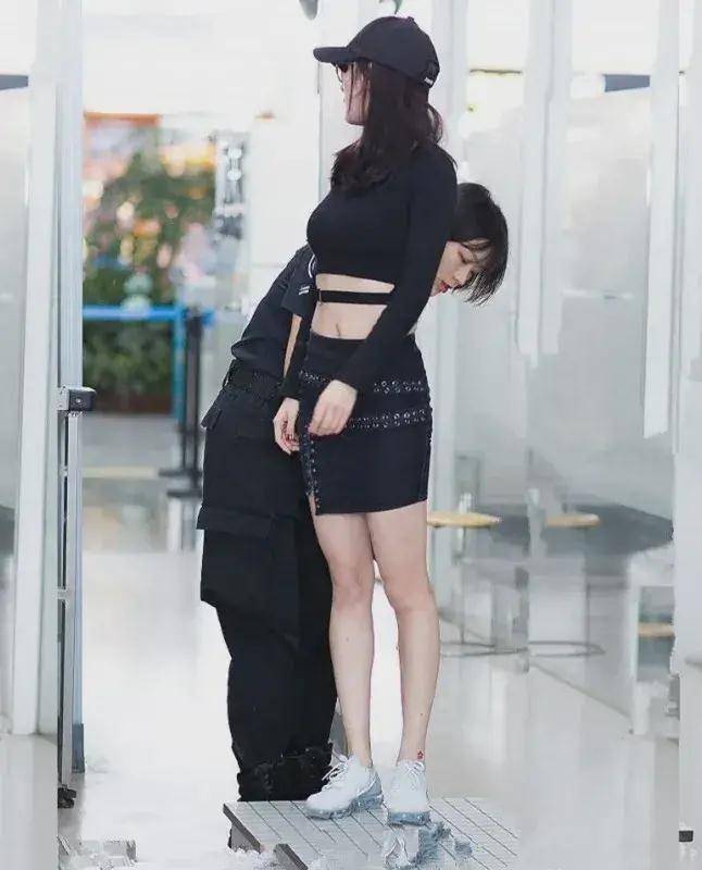 杨幂过安检,却意外露出脚踝纹身,看清图案,我没看错吧?