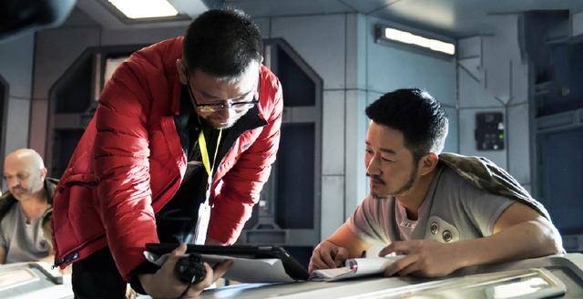 吴京的科幻大片《流浪地球》定档,女主角曾经和"筷子兄弟"搭档_屈菁菁