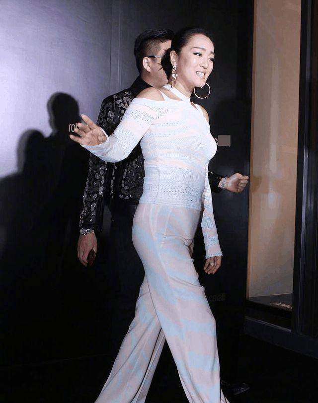 有小肚腩的人要注意选择单品,不然就跟巩俐一样因疏忽形象全毁_蒋欣