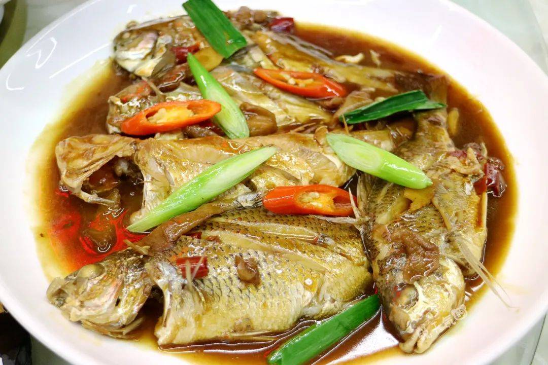 酱油水杂鱼,厦门人餐桌上必不可少的一道菜,混合了数种海鱼,用独特的