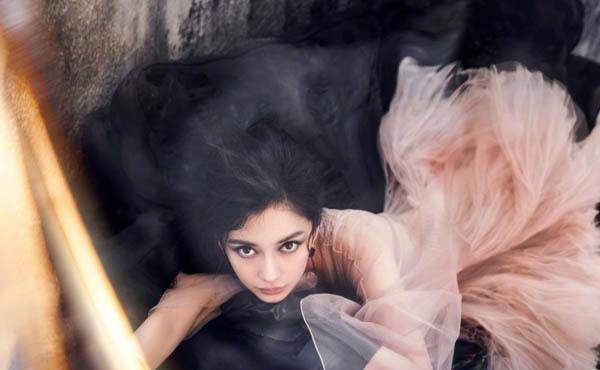 杨颖登上时装开季封面,裙子很美造型却有些诡异_杂志_baby_穿着