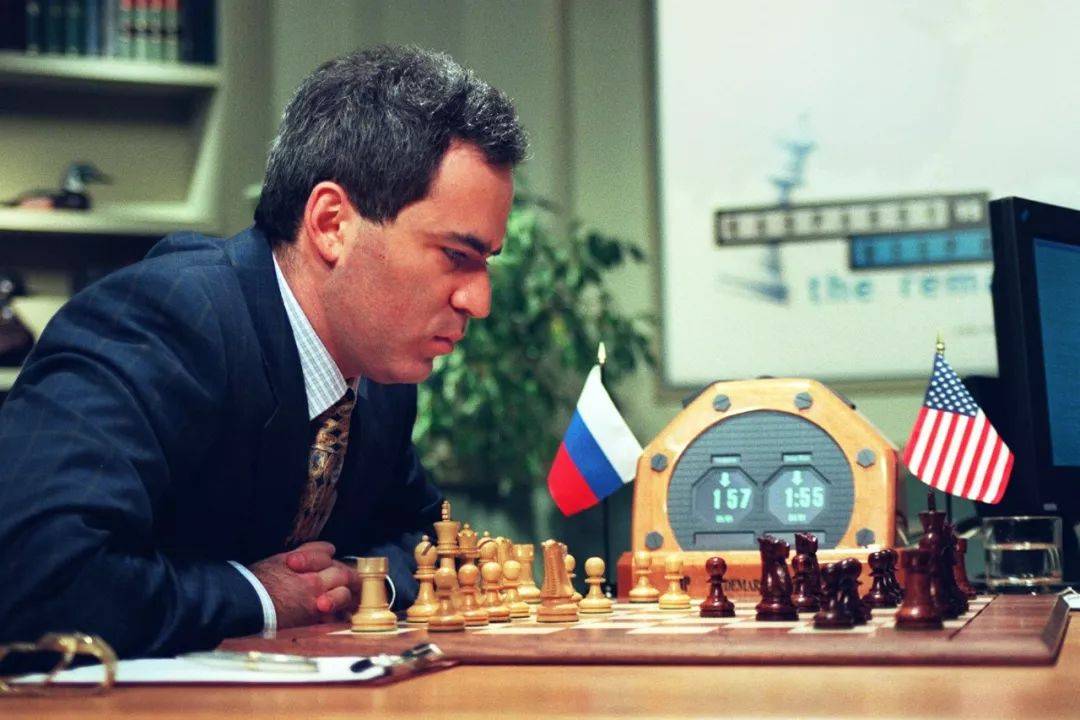 国际象棋大师卡斯帕罗夫与超级电脑深蓝展开著名的人机大战