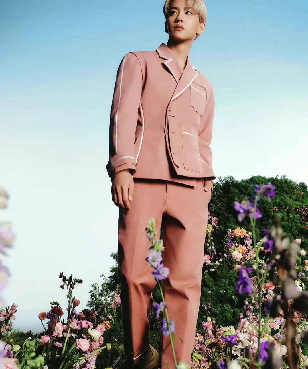 余景天太帅气了! 我真的好喜欢这套粉色西装