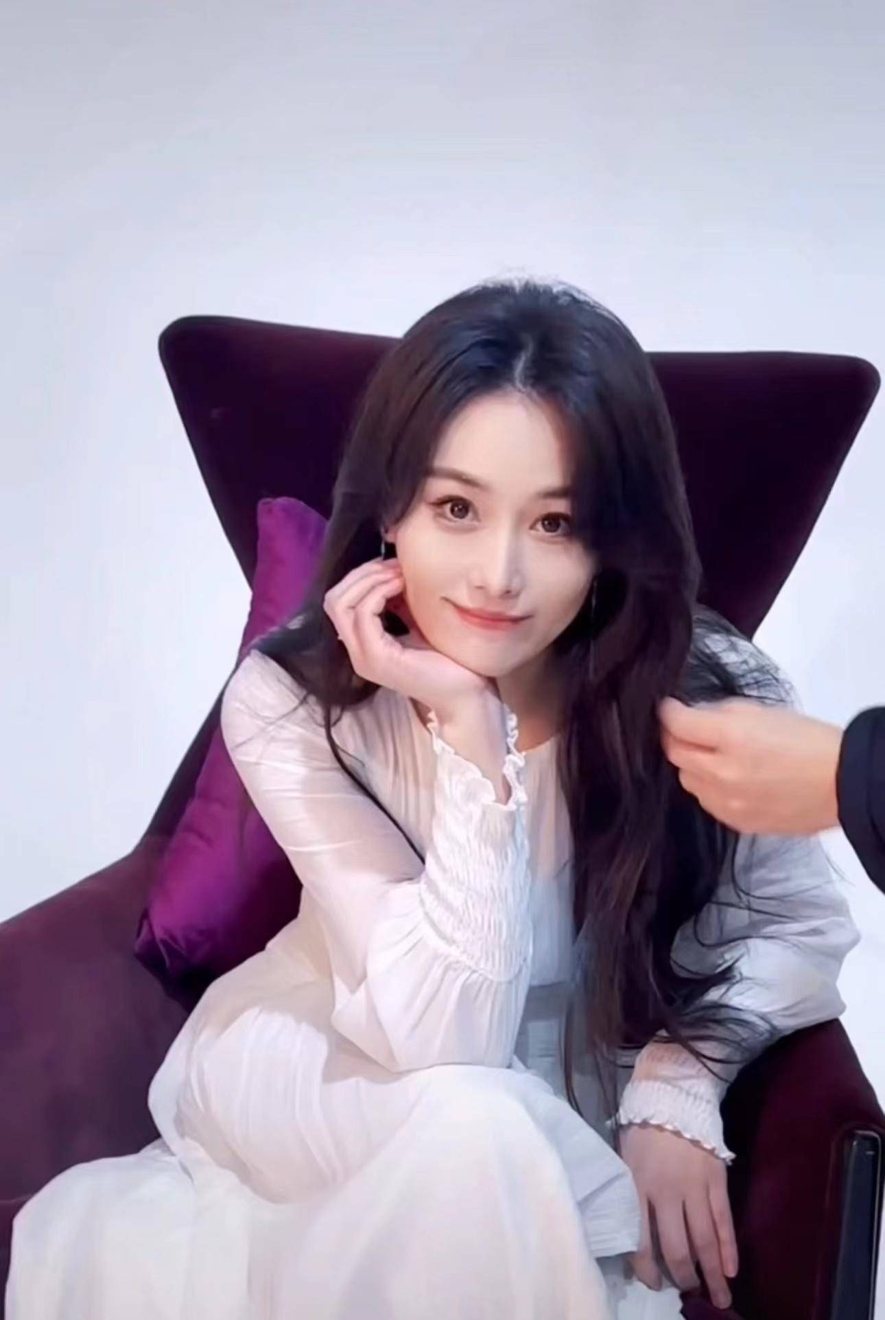 张馨予与何捷过情人节,腹部隆起疑似怀孕,撞脸赵丽颖引热议_网友_风格